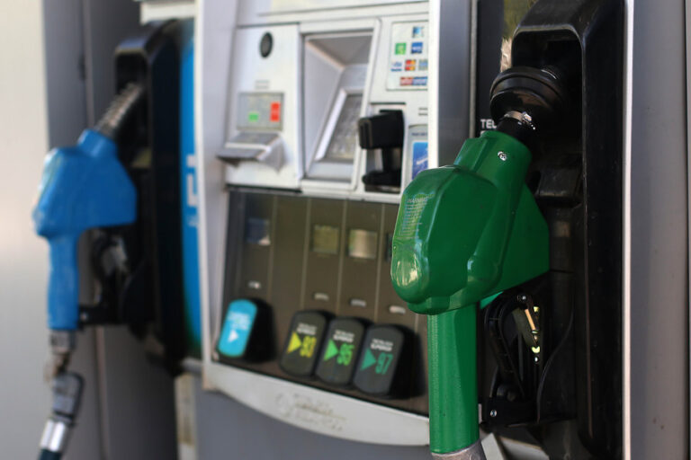 Nuevo reajuste a combustibles: Bencina de 93 octanos bajará y la de 97 sufrirá nueva alza