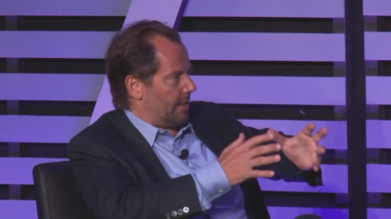 Conoce a Luigi Zingales, el economista de la U. de Chicago que critica duramente el capitalismo