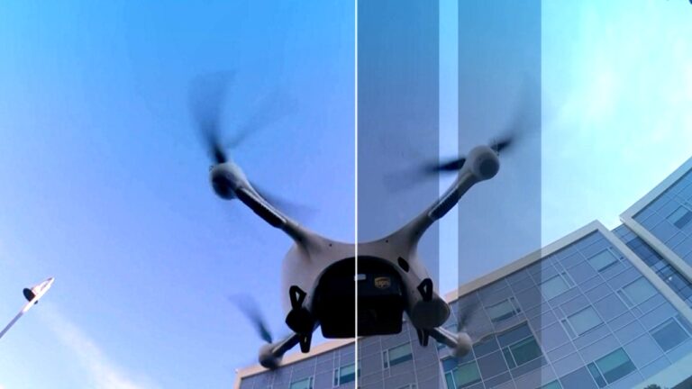 De espectáculos aéreos a entrega de medicinas a domicilio: Los diversos usos de los drones