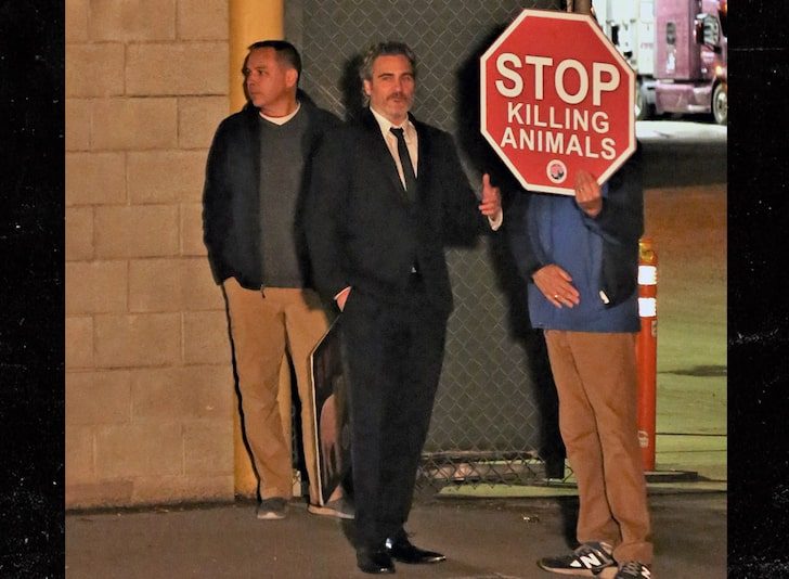 Joaquin Phoenix llegó de esmoquin a protestar después de ser premiado en los SAG Awards