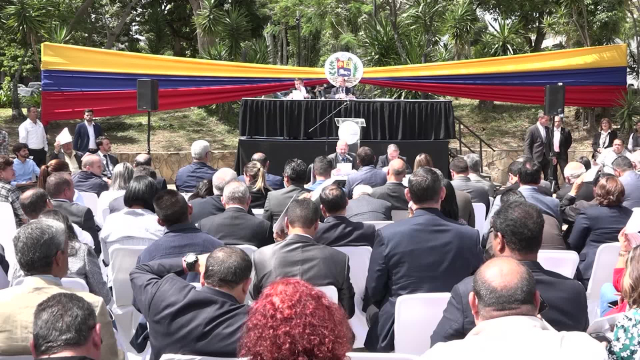 Venezuela: Diputados opositores sesionan en plaza pública tras denuncia de grupos armados en el Congreso