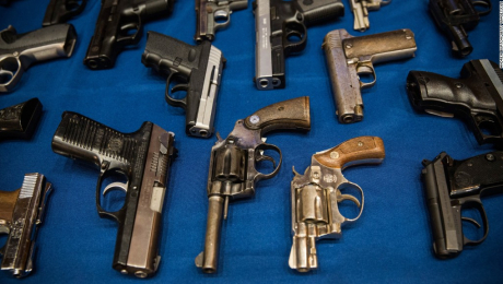 Miles de personas se congregaron en Houston para manifestarse contra el lobby de armas en EE.UU.