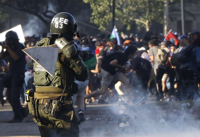 CEP: 64% de los encuestados cree que Carabineros violó los DD.HH. durante la crisis social en Chile