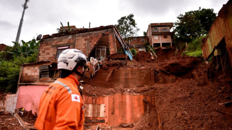 38 personas han muertos tras el paso de fuertes lluvias en Brasil