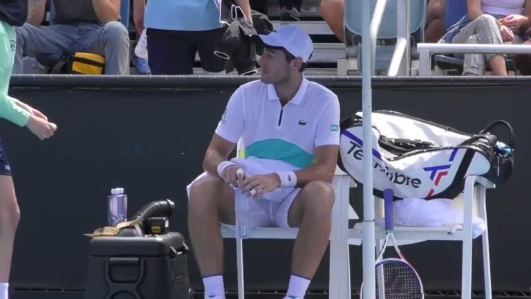Tenista es severamente criticado por juez tras pedirle a recogepelotas que le pelara un plátano