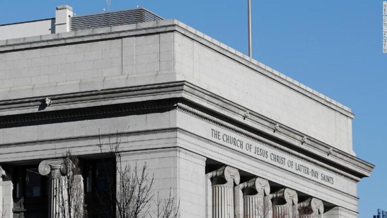 Mujer demanda a iglesia por romper secreto de confesión