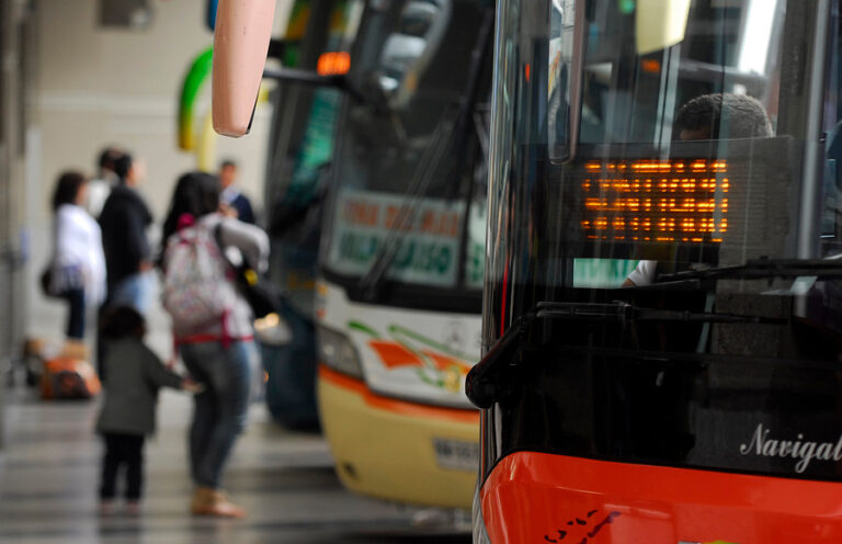 Seremi de Salud de Valparaíso busca a pasajeros de bus tras muerte de turista por una meningococcemia fulminante