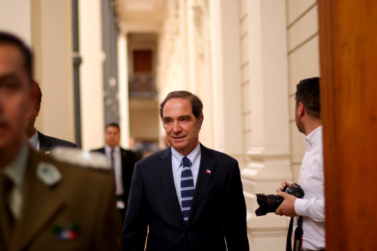 Colonia Dignidad: Alejandro Navarro confirma que comisión de DD.HH. del Senado citará al ministro Larraín