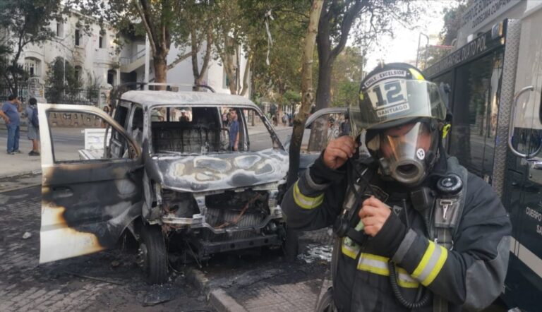 Plaza Italia: Queman auto y se incendia casa en medio de nuevas manifestaciones