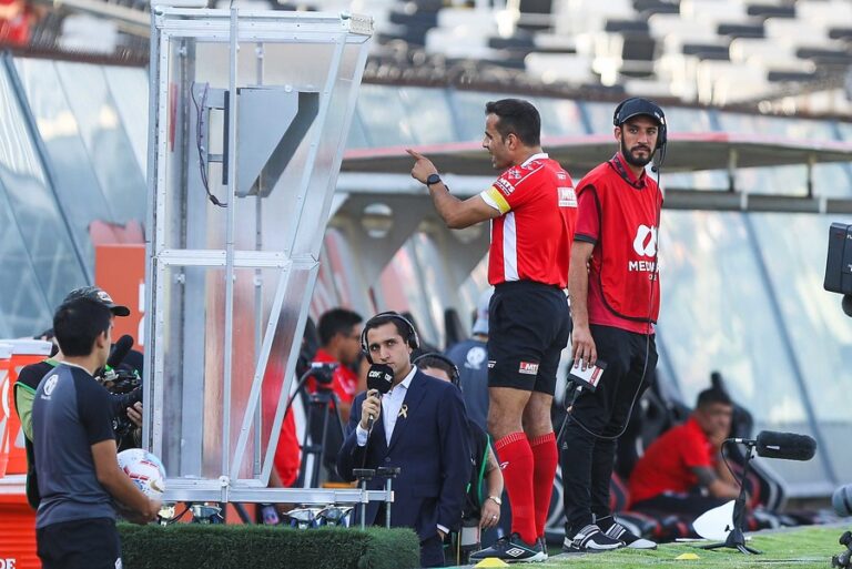 Enrique Osses aseguró que Piero Maza se equivocó al no cobrar penal en el clásico de Colo Colo y la UC