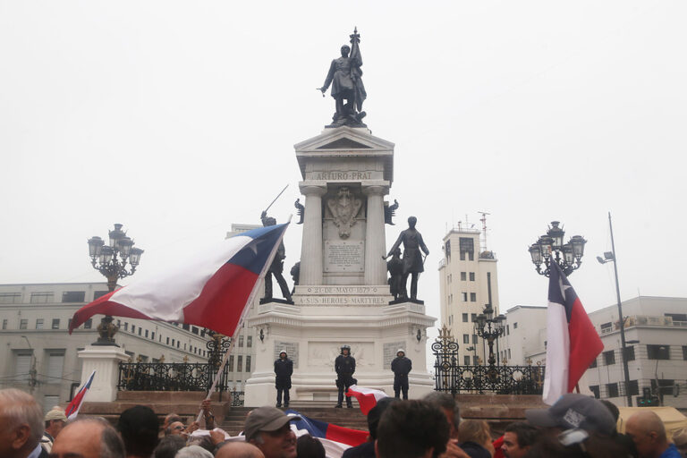 Tras ataque a monumento Héroes de Iquique: Ex oficiales de la Armada realizaron acto de desagravio
