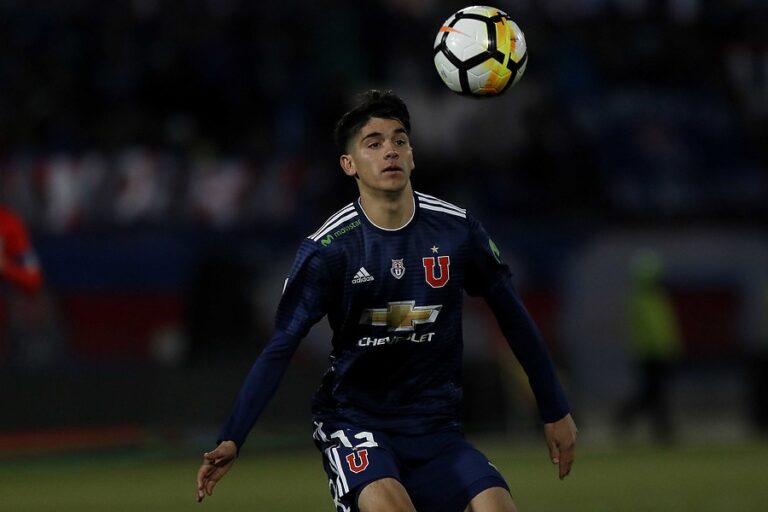 Ángelo Araos demandó a la U: Exige el pago de $400 millones por su traspaso al Corinthians