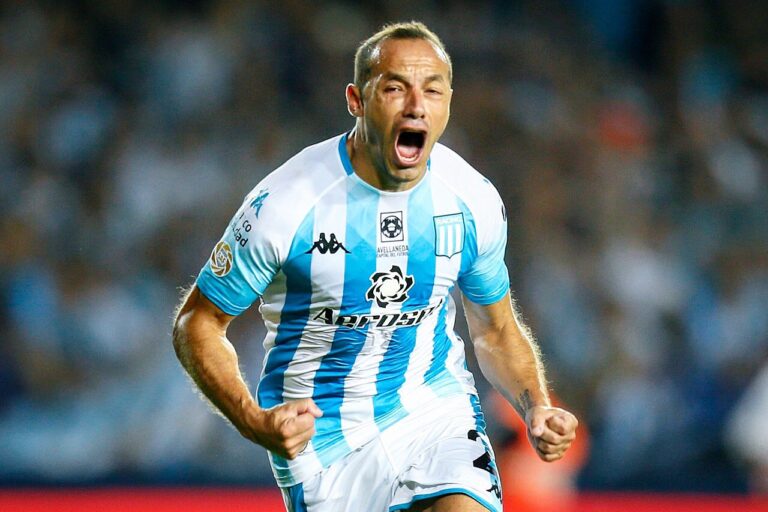 Racing ganó con dos jugadores menos y con gol del chileno Marcelo Díaz