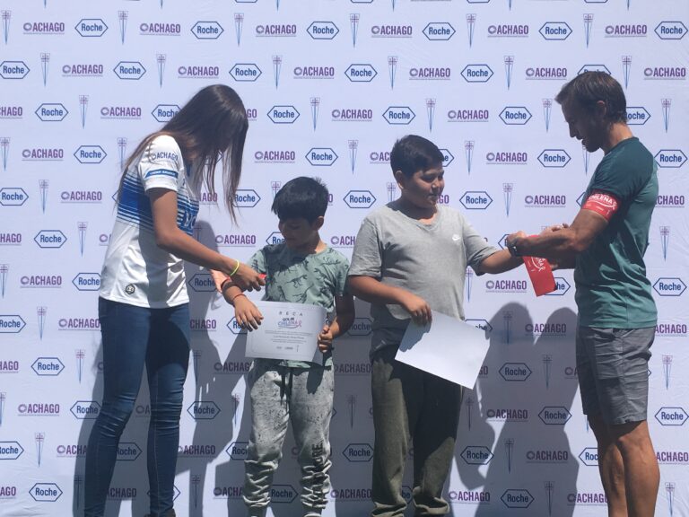 Dos niños sobrevivientes de cáncer reciben beca para la Escuela de Fútbol UC