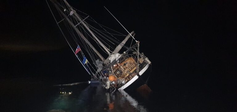 Armada rescató a tripulantes de velero siniestrado en extremo sur del país