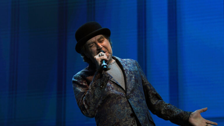 Joaquín Sabina sufre caída en medio de concierto y es sacado en camilla