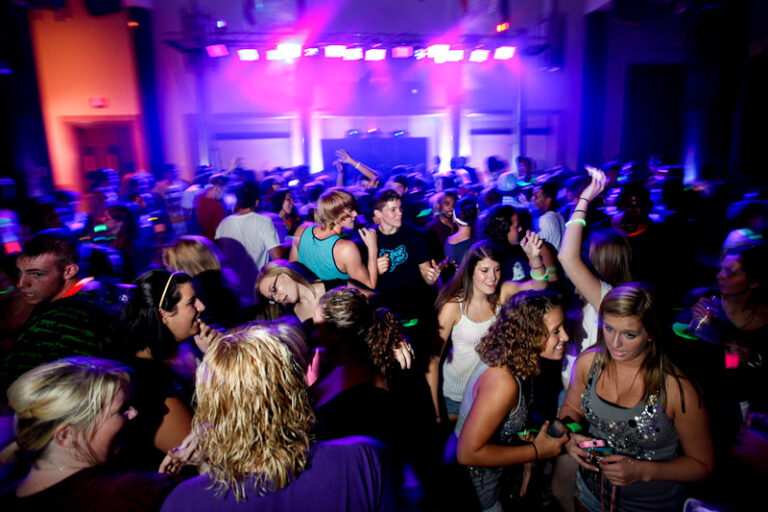 Joven estadounidense asiste a la 