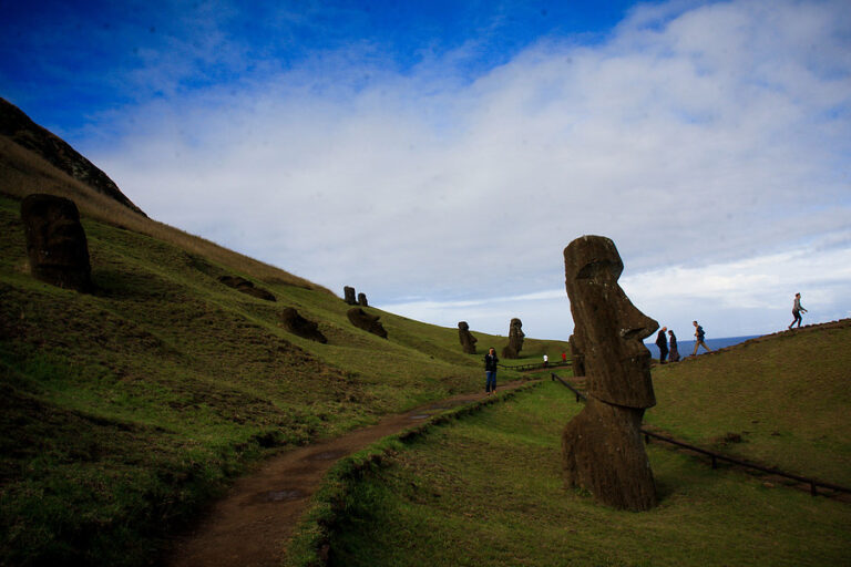 Detienen y acusan a turista por haber chocado de manera intencional a un moái en Rapa Nui