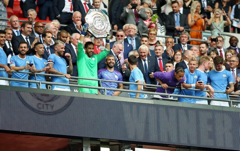 Atajada que vale un campeonato: Claudio Bravo fue titular y protagonista en un nuevo título del Manchester City