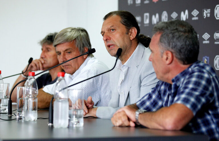 Gualberto Jara no se va: Coronavirus pospone la búsqueda de DT para Colo Colo