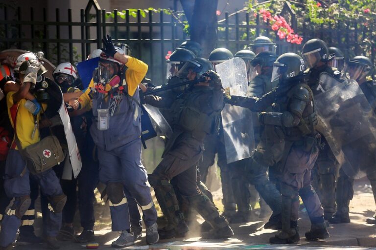 Cruz Roja descarta que personas golpeadas por carabineros tras marcha del 8M sean miembros de la institución