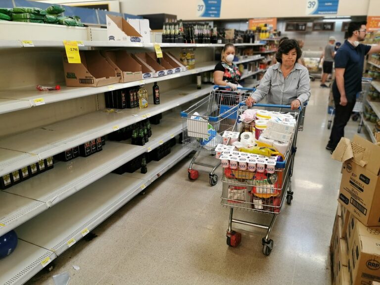 Walmart informa que comenzará a controlar el acceso de clientes a sus supermercados