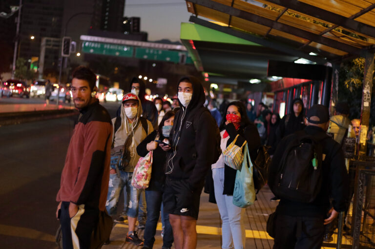 Enojos, filas y sin distanciamiento: Así comenzó la jornada en el transporte público