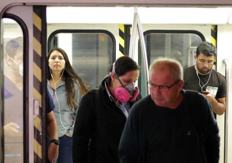 Informe del Minsal por coronavirus en Chile: 43% de los casos tienen entre 30 y 44 años