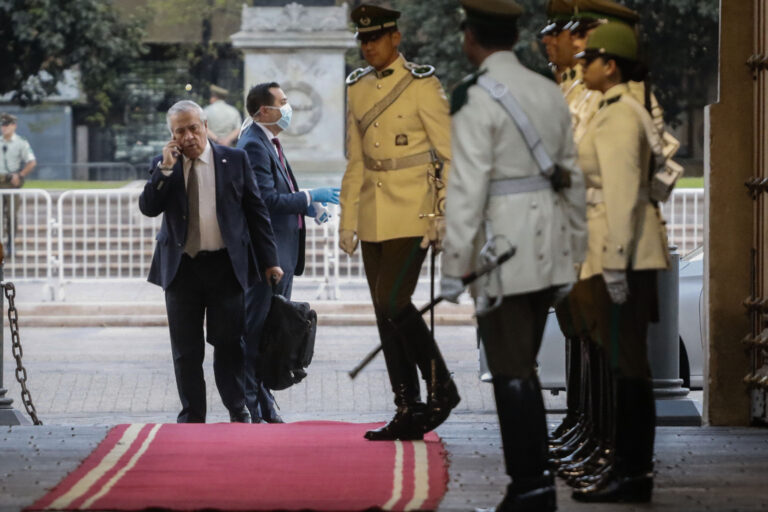 Guardia de La Moneda dio positivo por coronavirus y quienes tuvieron contacto con ella entraron en cuarentena