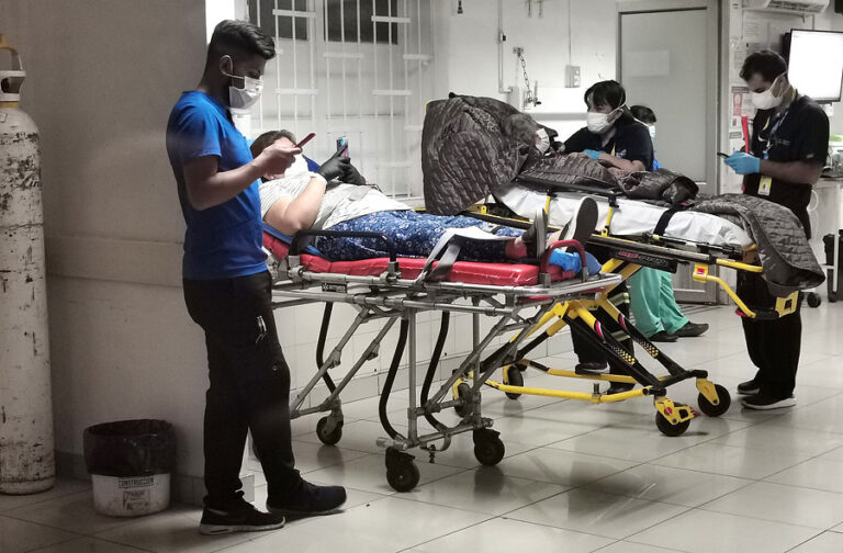 Tres trabajadores de la Red Asistencial de Salud están graves por COVID-19