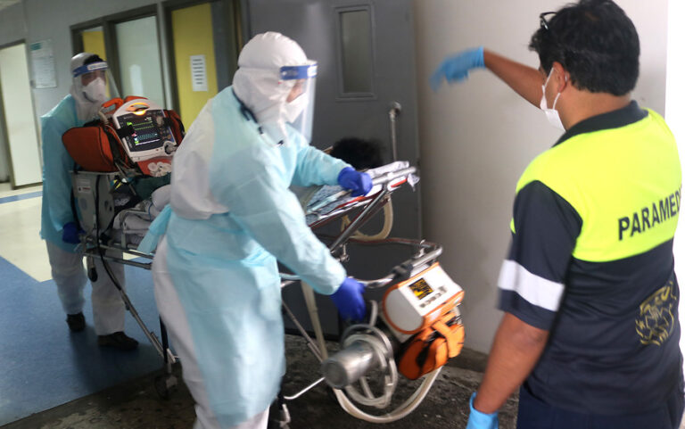 Diputados piden que se les entregue un subsidio a funcionarios de la salud para facilitar el cuidado de sus familiares