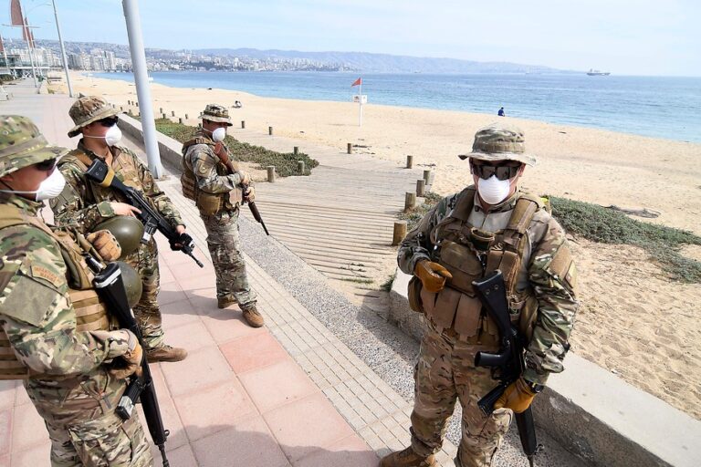 Sastres de la Armada de Chile trabajan 11 horas diarias en la confección de mascarillas