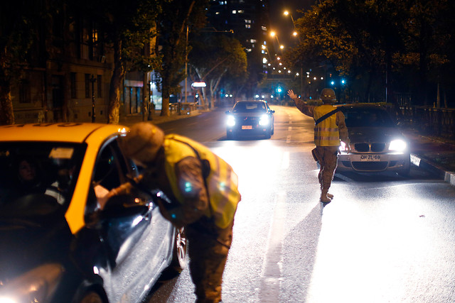 Automovilista transitaba en Lo Prado con una submetralladora y más de 100 cartuchos durante el toque de queda