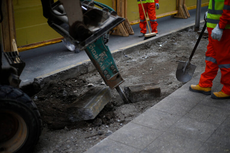 Permitirá mejorar 106 tramos: Ministro Monckeberg anuncia millonaria inversión para pavimentar veredas en Calama