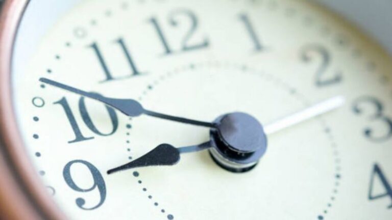 Diputados piden al ministro Jobet suspender el cambio al horario de invierno