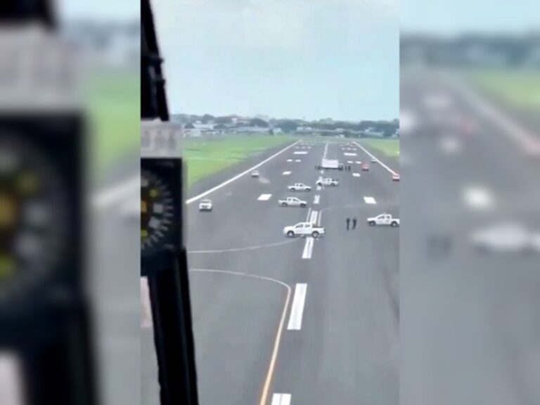 Bloquean pista en aeropuerto de Guayaquil para que no aterrizara un avión proveniente de España