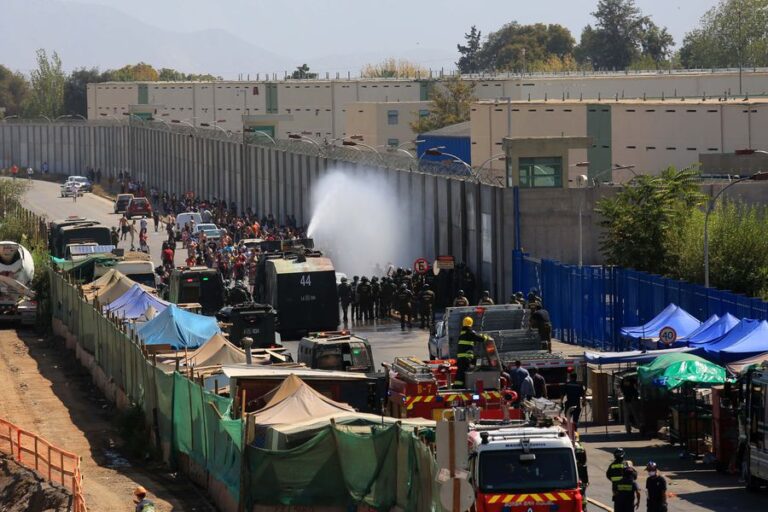 Suspenden al juez Urrutia y anulan medida de arresto domiciliario para detenidos por desórdenes en Plaza Baquedano