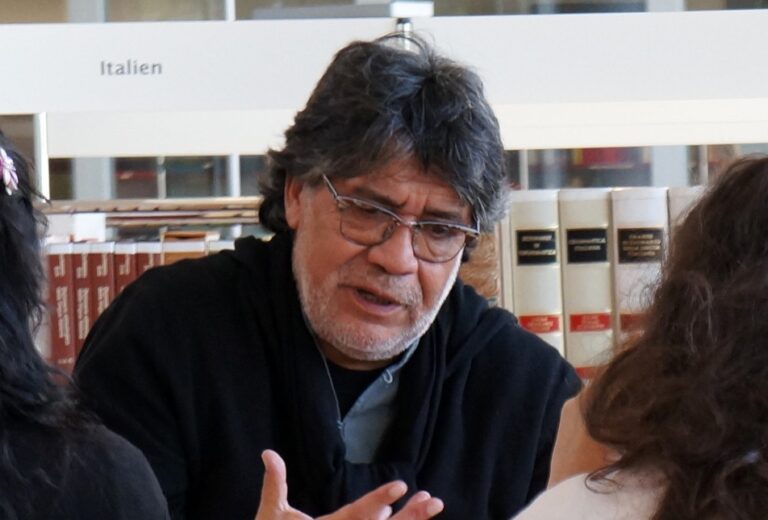 Alerta en España por caso de escritor chileno Luis Sepúlveda diagnosticado con coronavirus