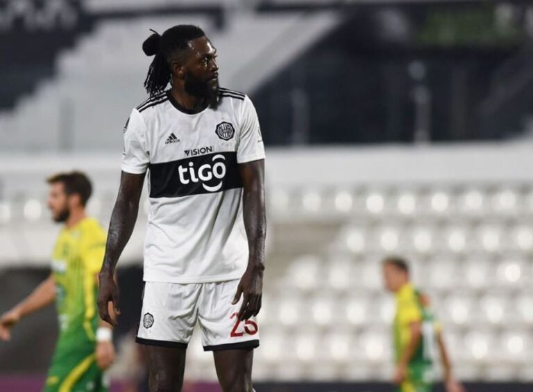 Adebayor fue expulsado en su debut en la Libertadores tras brutal patada a rival