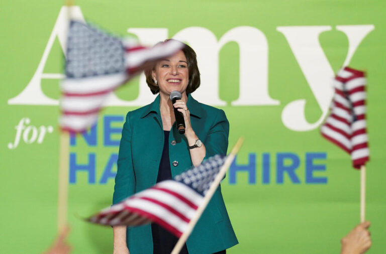 Amy Klobuchar bajó carrera presidencial en Estados Unidos y anunció su respaldo a Biden