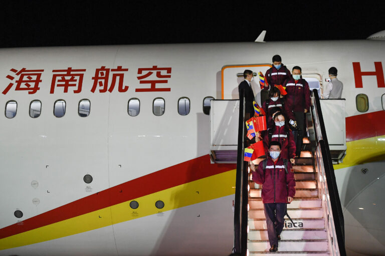 Equipo chino de expertos en prevención y control del COVID-19 llega a Venezuela