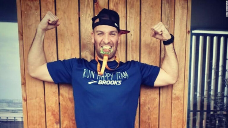 42 kilómetros en 7 metros de largo: Hombre en cuarentena corrió una maratón en su balcón