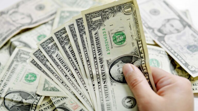 Dólar registró mayor alza del año: Subió 15 pesos tras anuncio del Banco Central