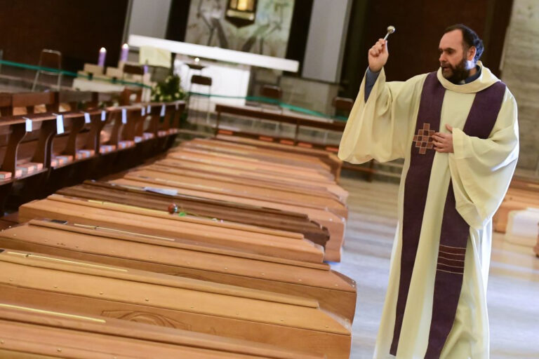 Italia supera las 10 mil muertes por coronavirus, pero los contagios van decreciendo