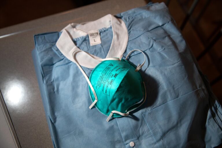 “Pida una mascarilla y trabaje”: Técnico en enfermería avisó a sus jefes que tenía síntomas de coronavirus y no le creyeron