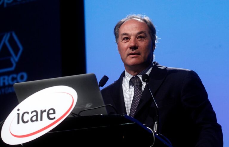 Sutil por empresas que se acogen a Ley del Empleo y que siguen pagando a directores: 