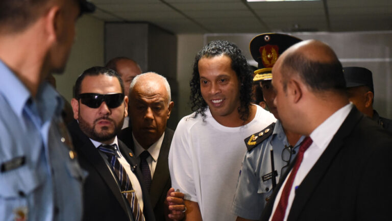 Fiscalía solicita prisión preventiva para Ronaldinho y su hermano, detenidos nuevamente en Paraguay