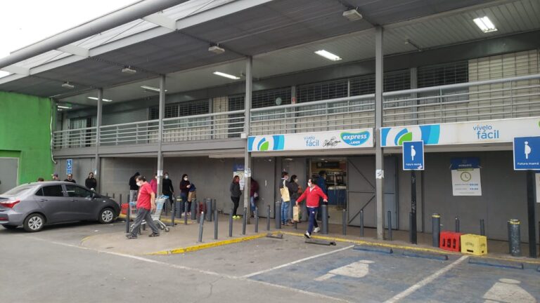 Carabineros detiene a dos personas con COVID-19 en un supermercado de Ñuñoa