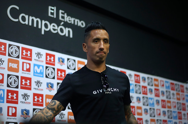 Lucas Barrios mandó recado a Espina: “Colo Colo debe manejar el filtro con el director deportivo”