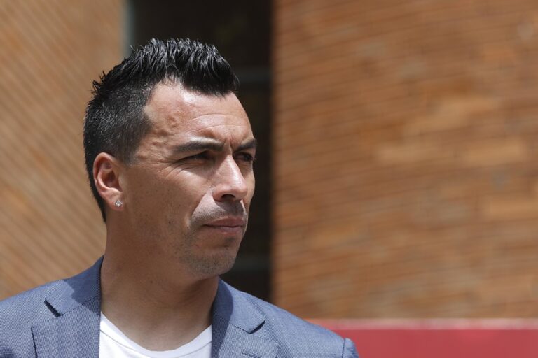 Esteban Paredes molesto con la dirigencia: 